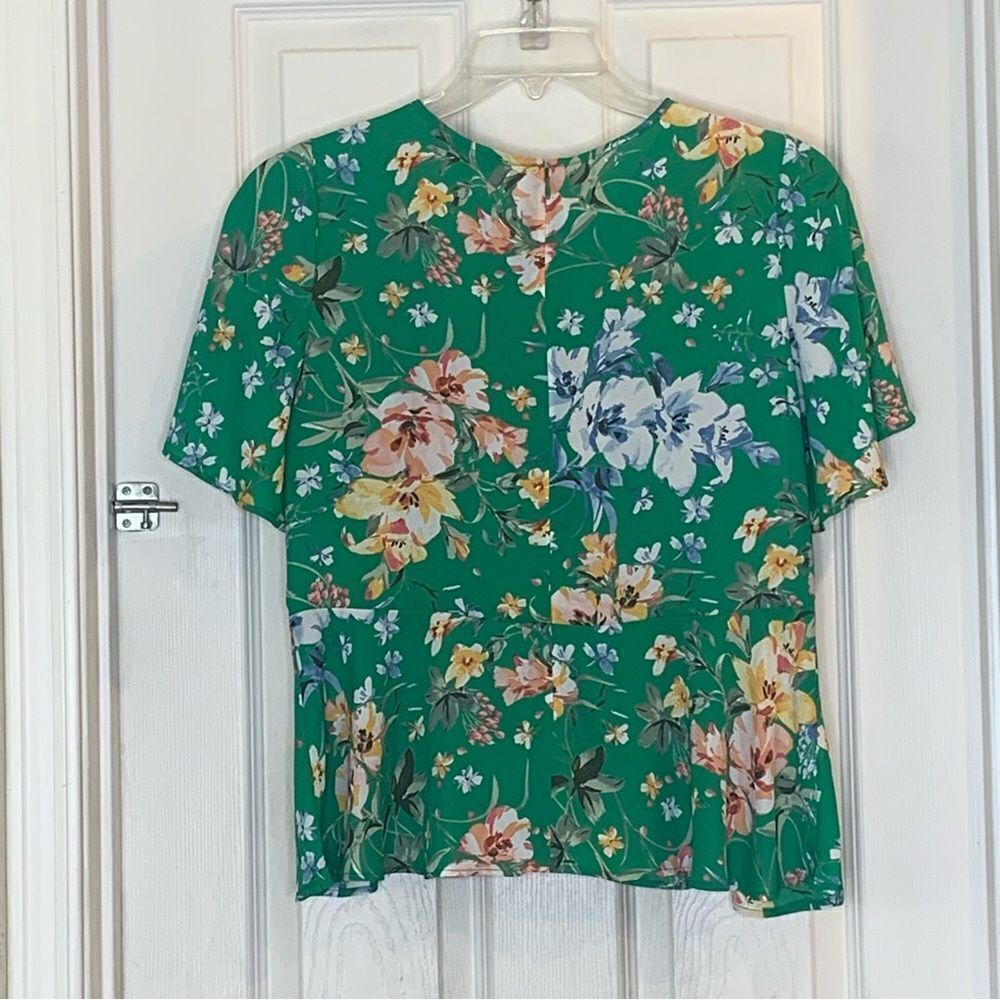 Loft Floral Peplum Top Round Neck Short Sleeves Green Women's Size 6 - Picture 5 of 13